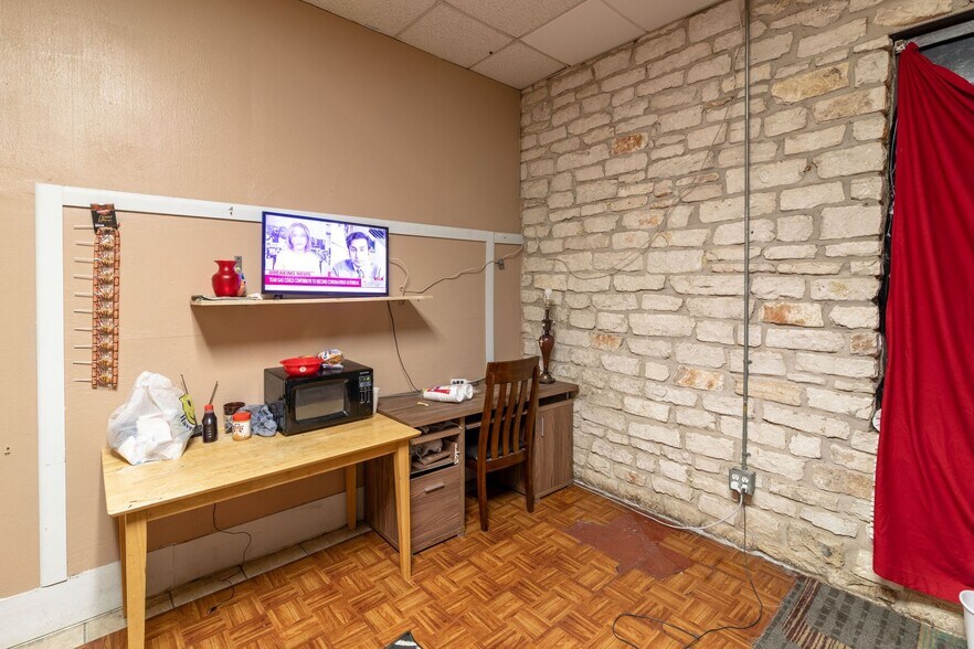 More Photos Of 2101 E Ben White Blvd, Austin Shelter For Sale