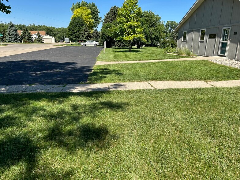More Photos Of 335 Wycoff Dr, North Sioux City Medical For Sale