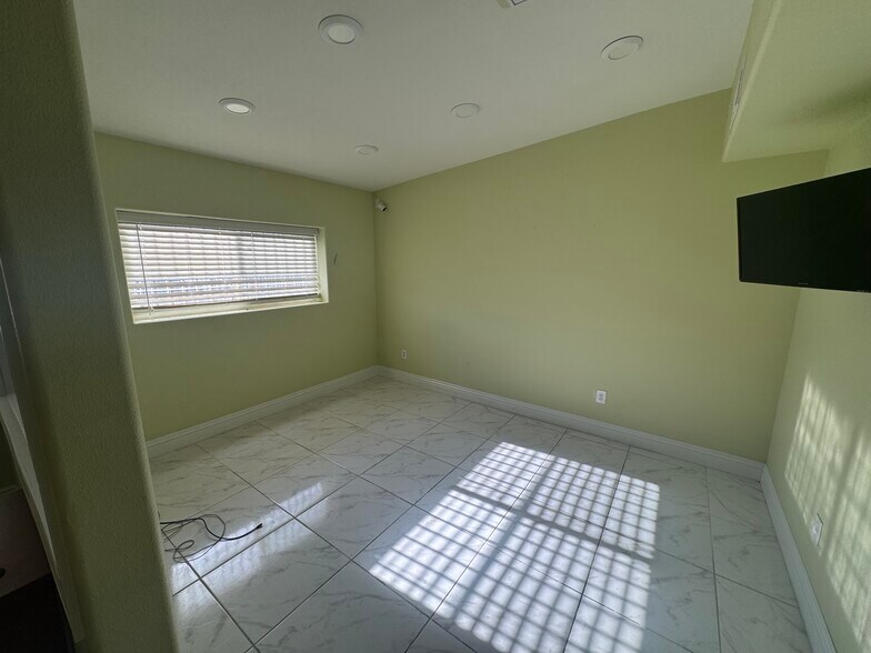 More Photos Of 1610 E Sahara Ave, Las Vegas Storefront Retail Office For Lease