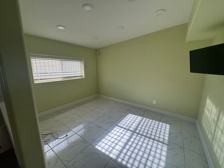 More Photos Of 1610 E Sahara Ave, Las Vegas Freestanding For Lease