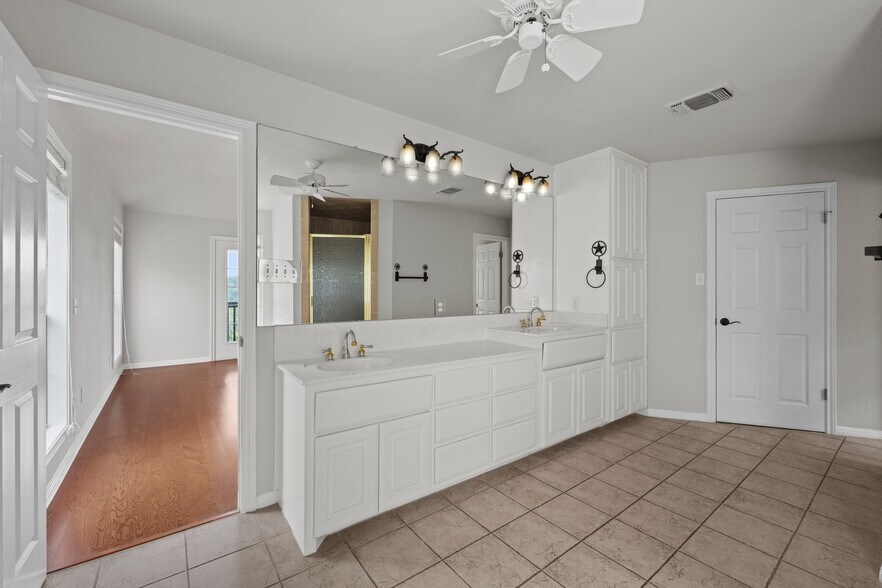 More Photos Of 19019 TX-71, Spicewood Office Residential For Lease
