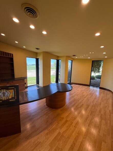 More Photos Of 1401 8th St SE, Orange City Flex For Sale