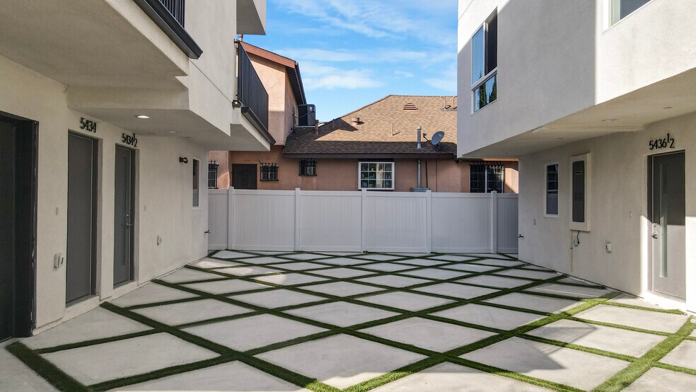 More Photos Of 5436 Romaine St, Los Angeles Apartments For Sale