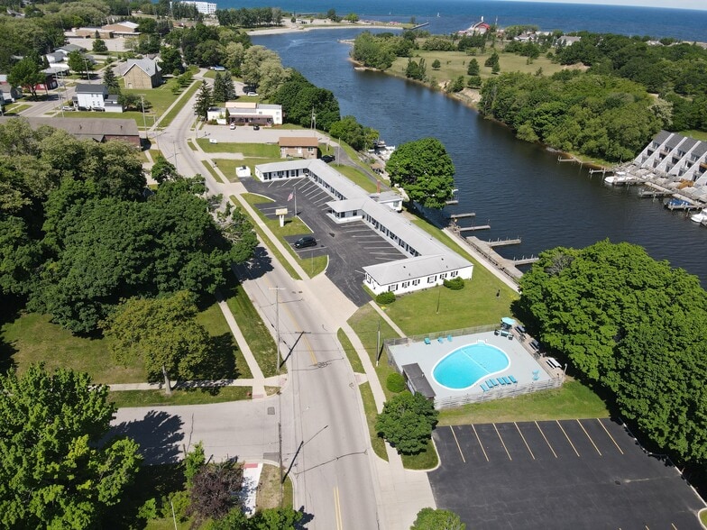More Photos Of 520 Water St, Manistee Hotel For Sale