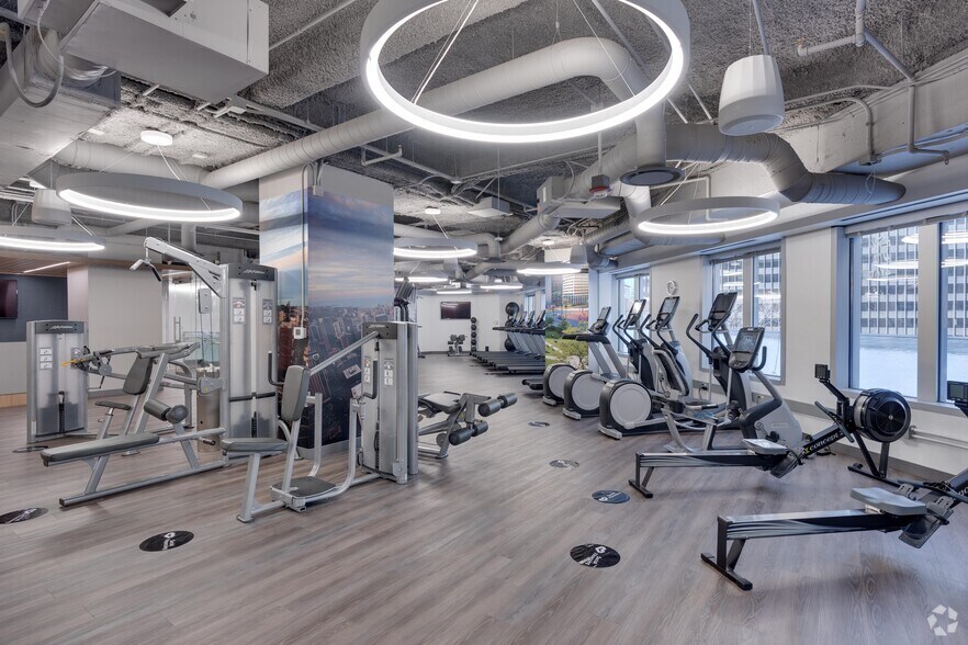 More Photos Of 311 S Wacker Dr, Chicago Office For Lease