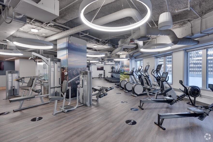 More Photos Of 311 S Wacker Dr, Chicago Office For Lease