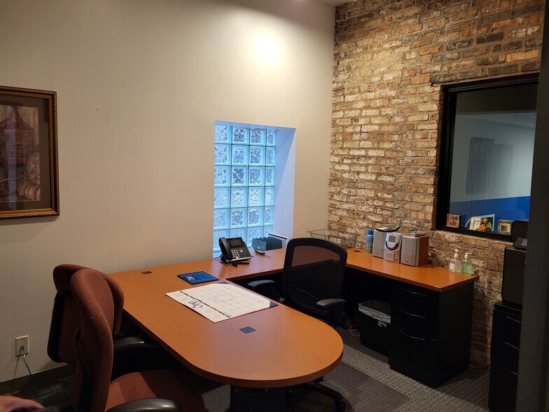 More Photos Of 2147 N Western Ave, Chicago Office For Lease