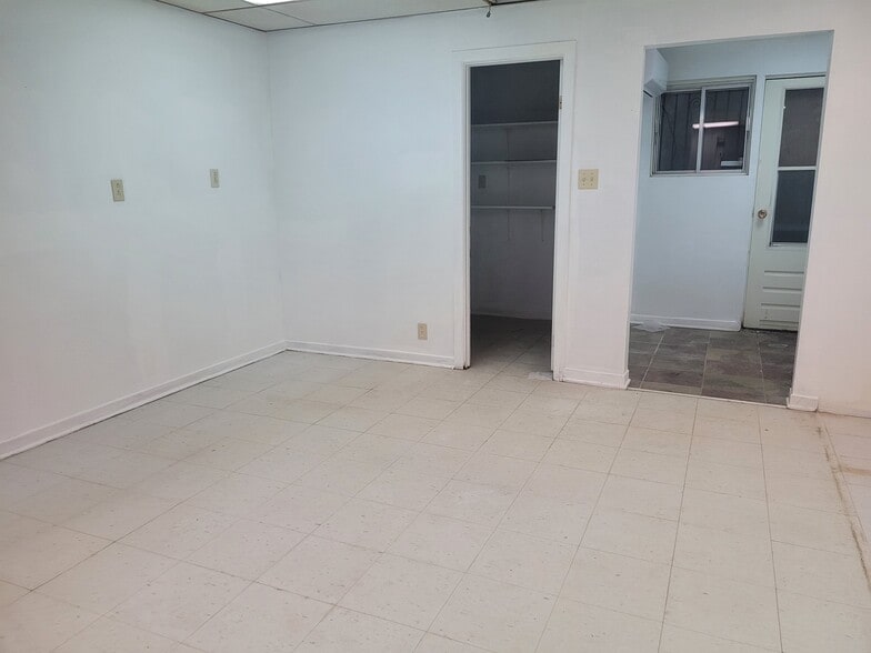 More Photos Of 170 Rue Jarry E, Montréal Storefront Retail Office For Lease