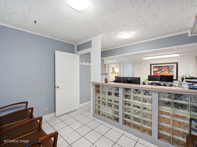 More Photos Of 9631 Gross Point Rd, Skokie Medical For Sale