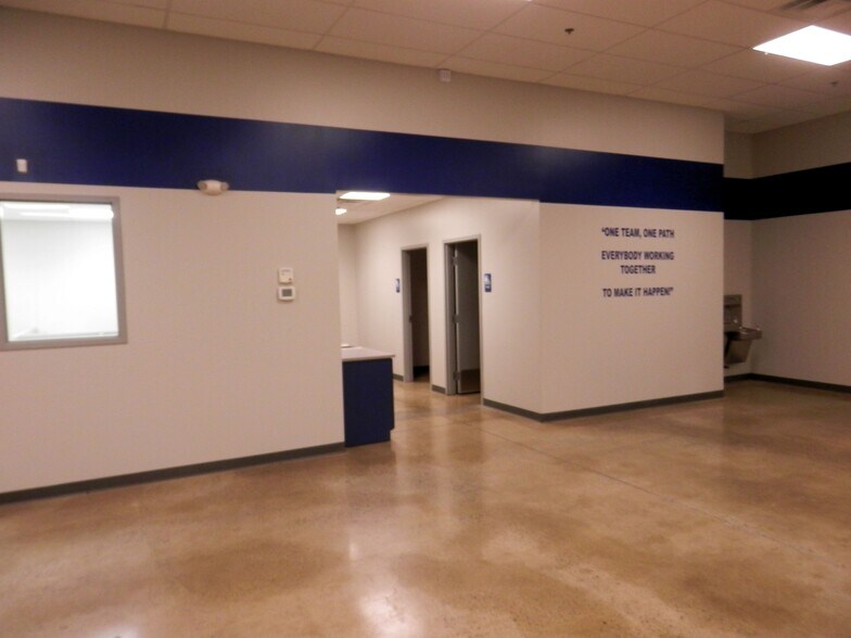 More Photos Of 7710-7722 Tyler Blvd, Mentor Warehouse For Lease