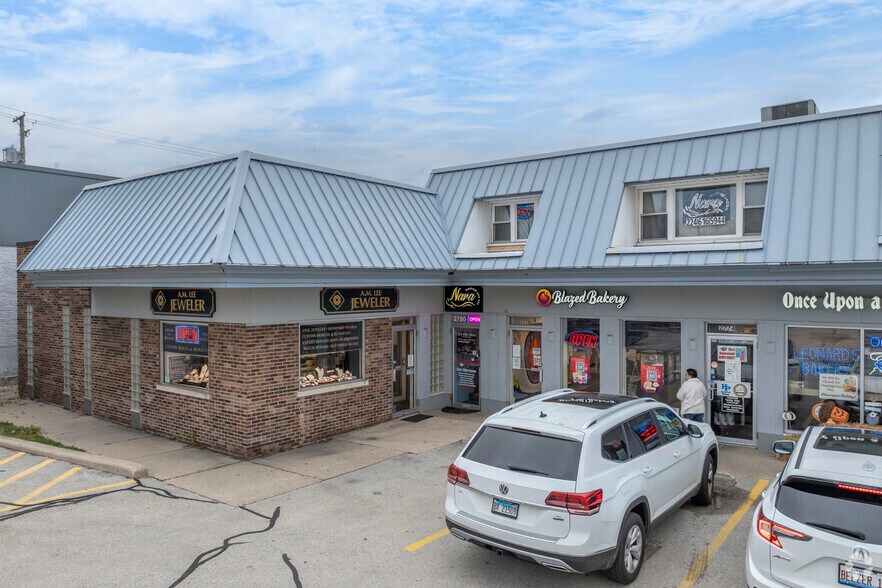 More Photos Of 2720-2780 Dundee Rd, Northbrook Freestanding For Lease