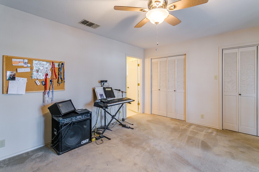 More Photos Of 3433 E Highway 199, Springtown Flex For Sale