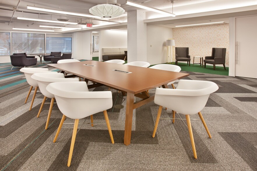 More Photos Of 2550 S Clark St, Arlington Office For Lease