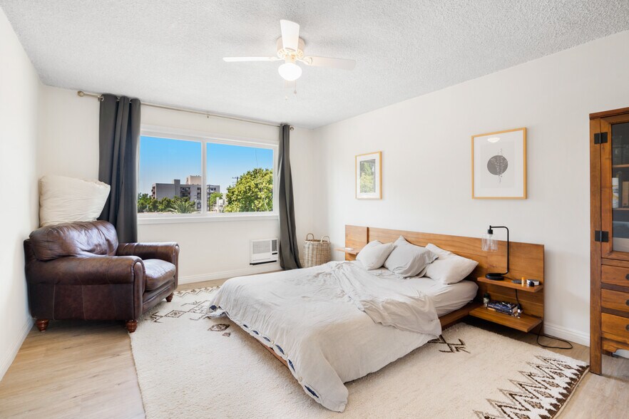 More Photos Of 1247 N Orange Grove Ave, West Hollywood Apartments For Sale