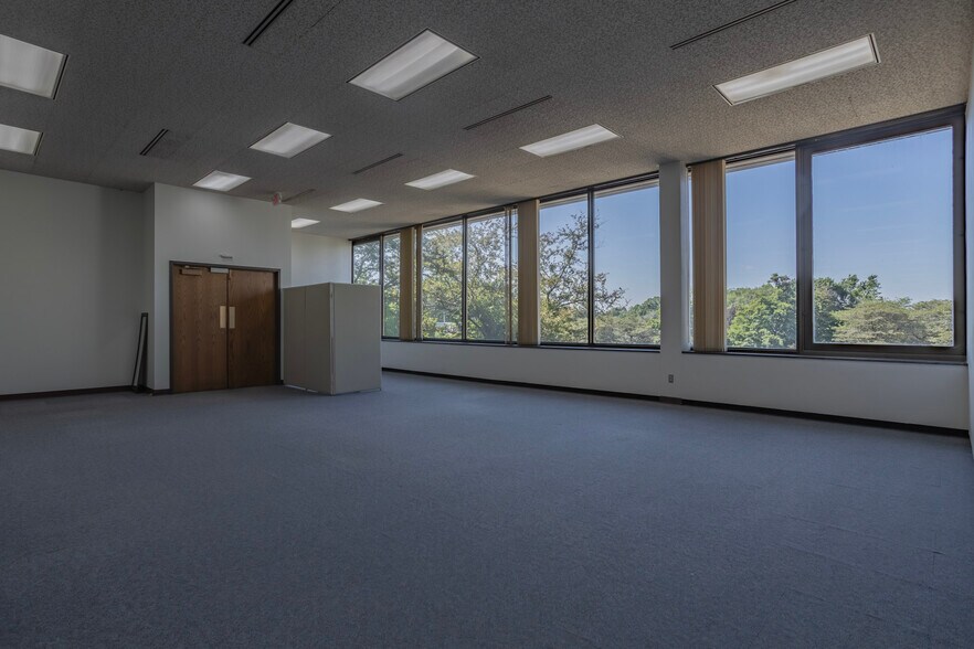 More Photos Of 524 W Stephenson St, Freeport Office For Sale