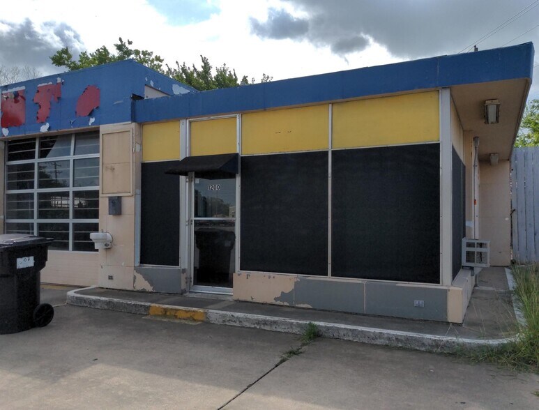 More Photos Of 1200 E Mulberry St, Angleton Auto Repair For Sale