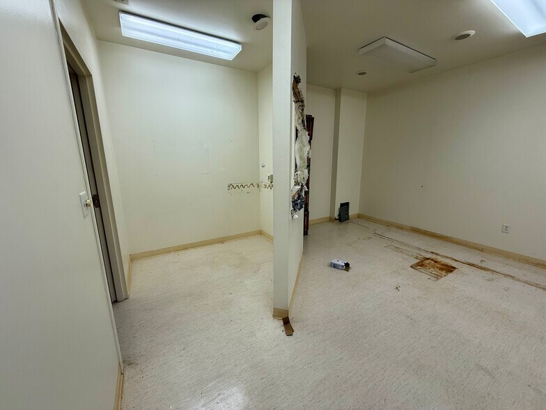 More Photos Of 2410 S Main St, Lindale Office For Sale