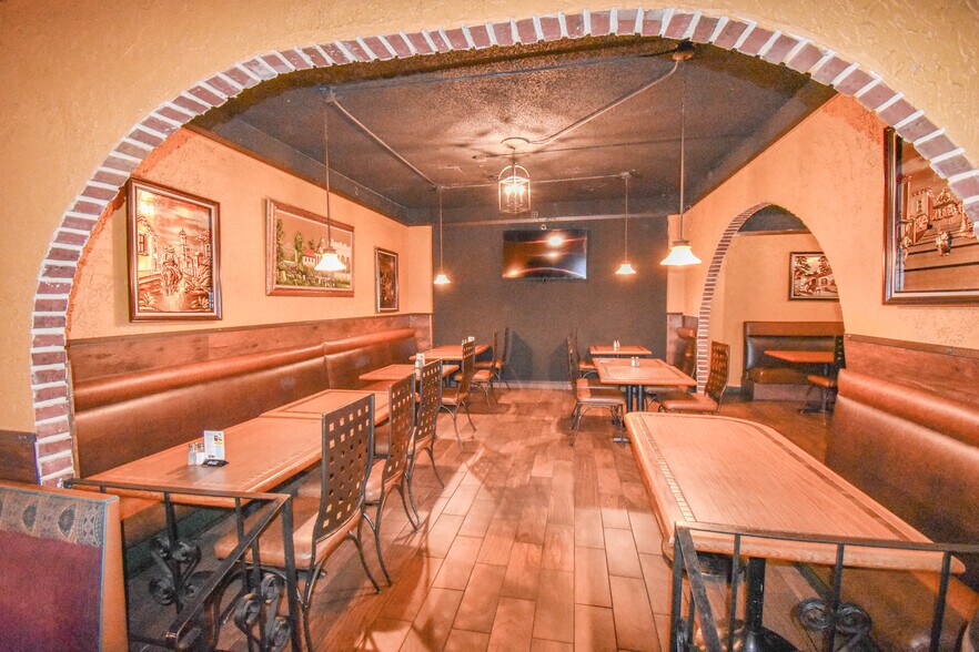 More Photos Of 811-825 S 3rd St, Renton Storefront Retail Office For Lease