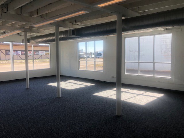 More Photos Of 5213 W Broadway Ave, Minneapolis Auto Dealership For Lease