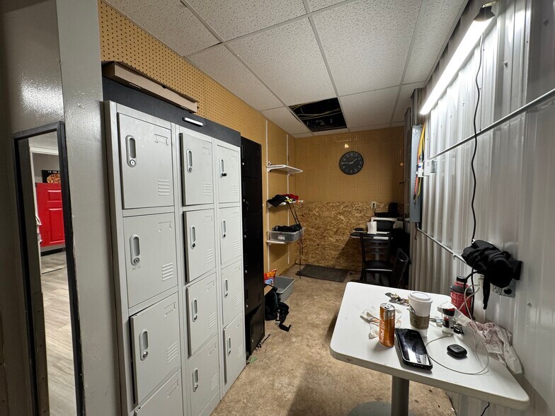 More Photos Of 18 N 4th St, Gosport Storefront Retail Office For Sale