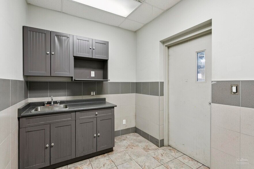 More Photos Of 5309 Maingate Dr, Mississauga Manufacturing For Sale