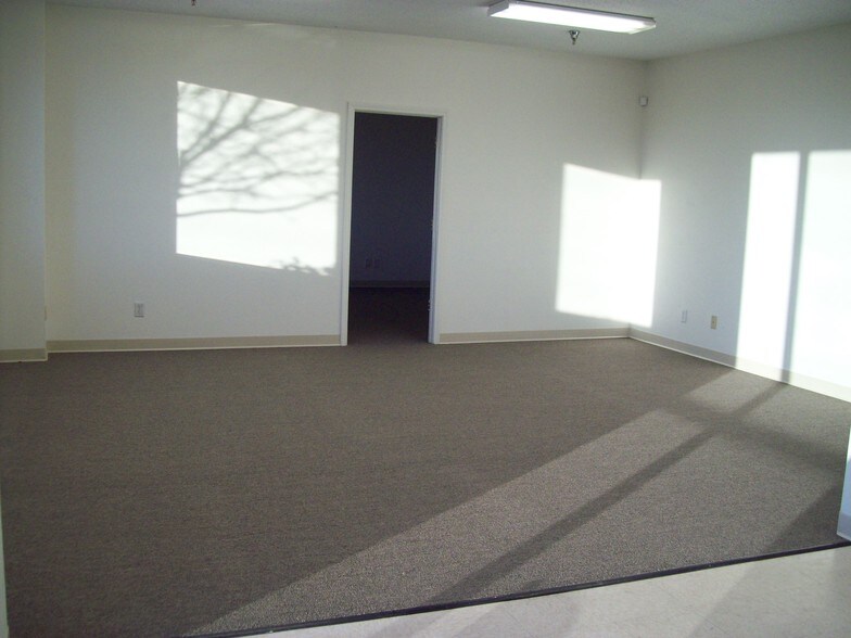 More Photos Of 760 Kacena Dr, Hiawatha Warehouse For Lease