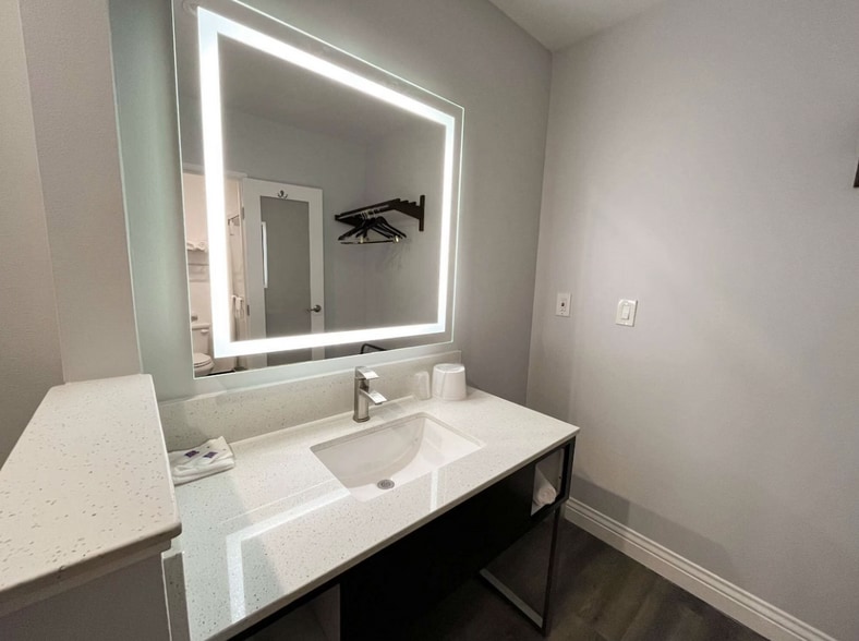 More Photos Of 44 Admiral Callaghan Ln, Vallejo Hotel For Sale