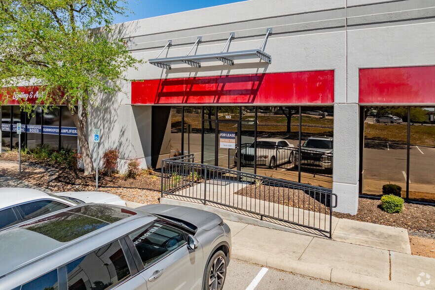 More Photos Of 8666 Huebner Rd, San Antonio Light Manufacturing For Lease