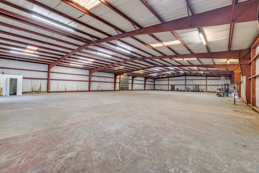 More Photos Of 1933 Winnsboro Rd, Monroe Distribution For Sale