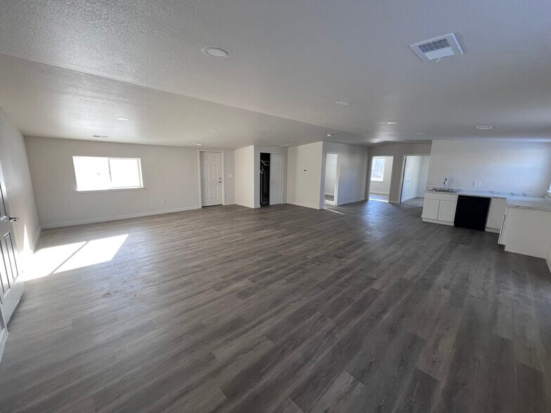 More Photos Of 2322/2326 North Lincoln Ave, Loveland Industrial For Sale
