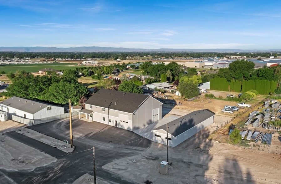 More Photos Of 225 N Happy Valley Rd, Nampa Warehouse For Lease