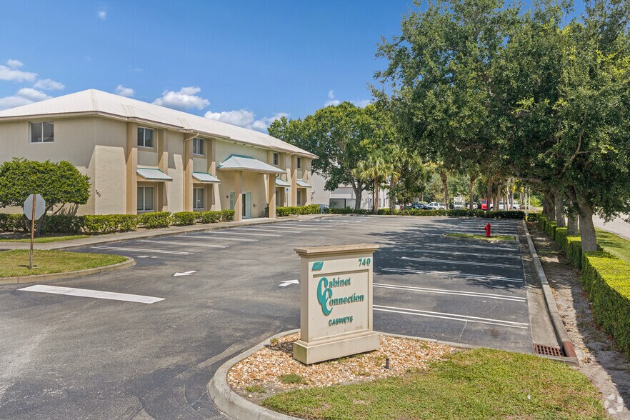 More Photos Of 740 NW Enterprise Dr, Port Saint Lucie Manufacturing For Lease