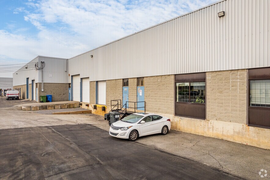 More Photos Of 784-818 Boul Guimond, Longueuil Warehouse For Lease