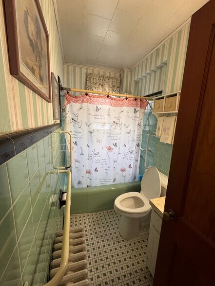 More Photos Of 572 2nd Ave, Troy Restaurant For Sale