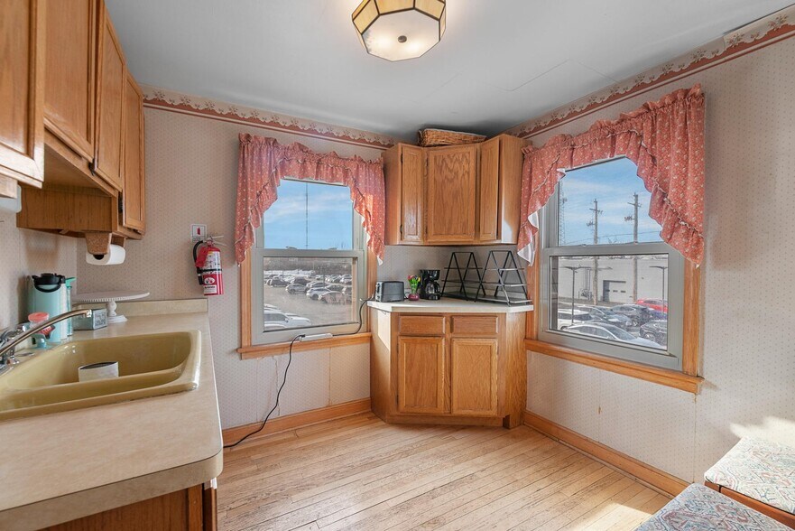 More Photos Of 1405 W Silver Spring Dr, Milwaukee Veterinarian Kennel For Sale