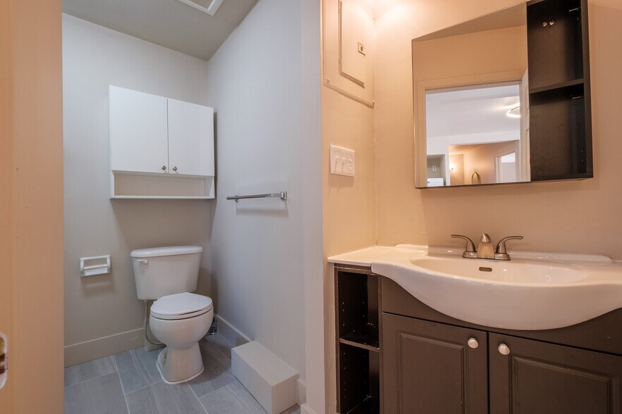 More Photos Of 155-159 Wellington St, Kingston Storefront Retail Residential For Lease