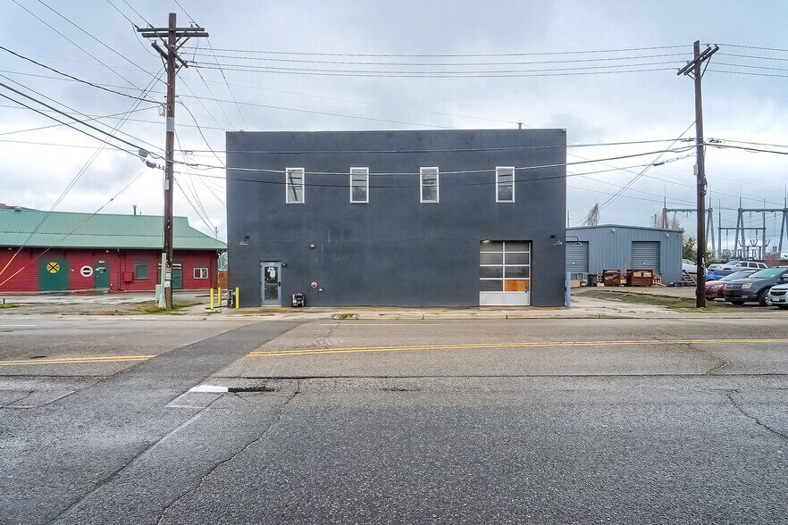 More Photos Of 611 2nd Ave, Longmont Showroom For Sale