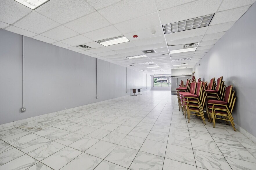 More Photos Of 944 E Roosevelt Rd, West Chicago Storefront For Lease