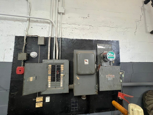 More Photos Of 4425 Barnett Ave, Sunnyside Industrial For Sale