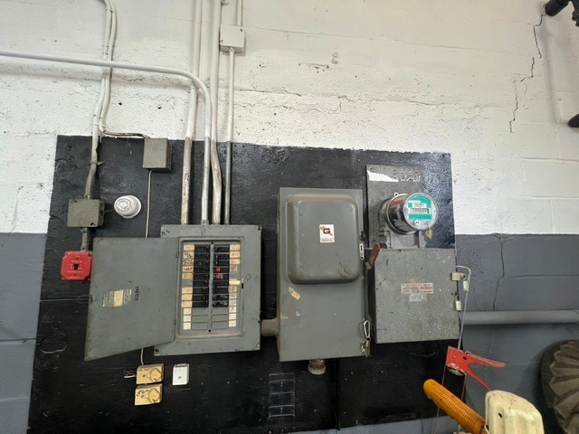 More Photos Of 4425 Barnett Ave, Sunnyside Industrial For Sale
