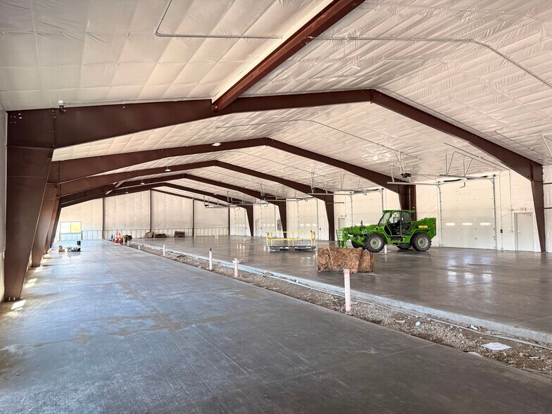 More Photos Of 5481 NE 22nd St, Des Moines Flex For Lease