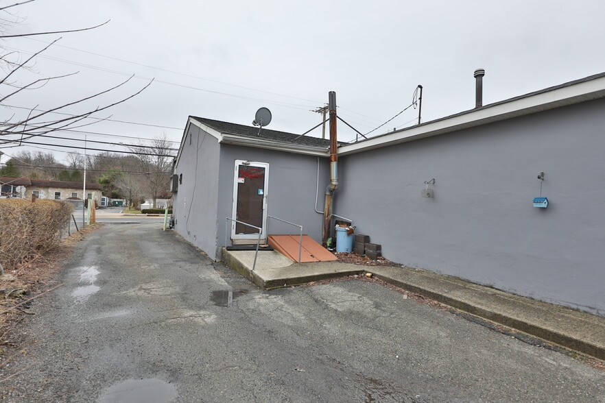 More Photos Of 301-303 S Salem St, Dover Freestanding For Lease