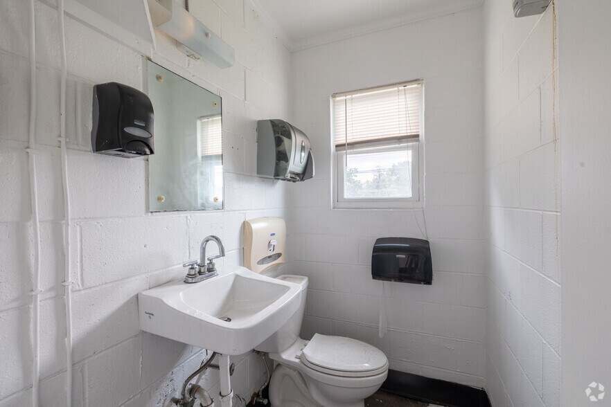 More Photos Of 3501 Edwin Ave, Savannah Truck Terminal For Sale