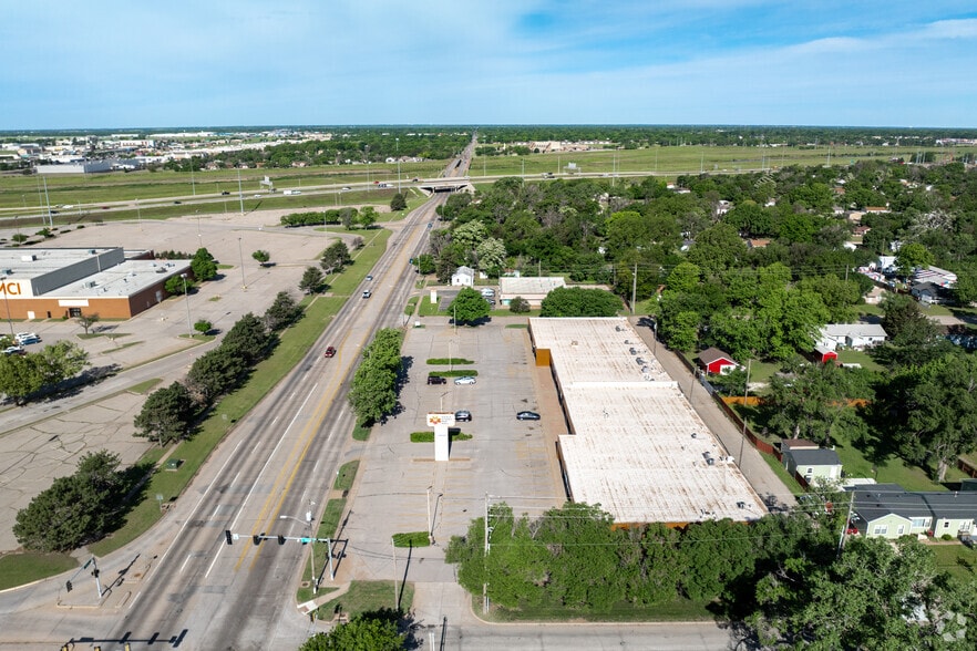 More Photos Of 4800 W Maple St, Wichita Storefront Retail Office For Lease
