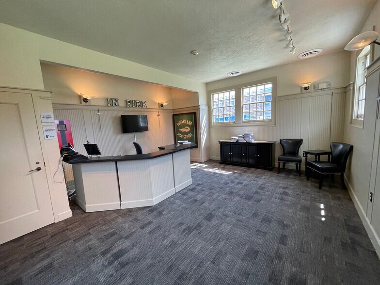 More Photos Of 226 Lakeview Dr, Sugar Land Theater Concert Hall For Sale