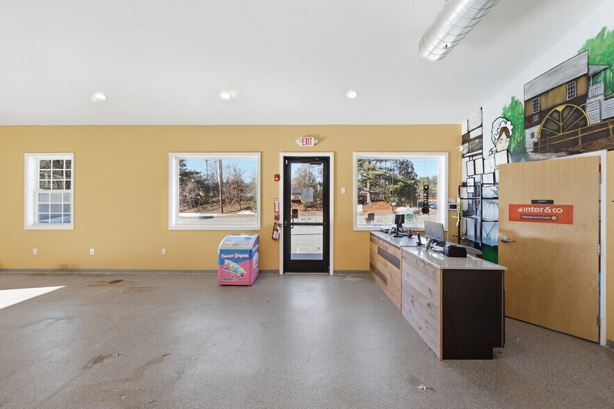 More Photos Of 365 Main St, Sturbridge Storefront For Lease