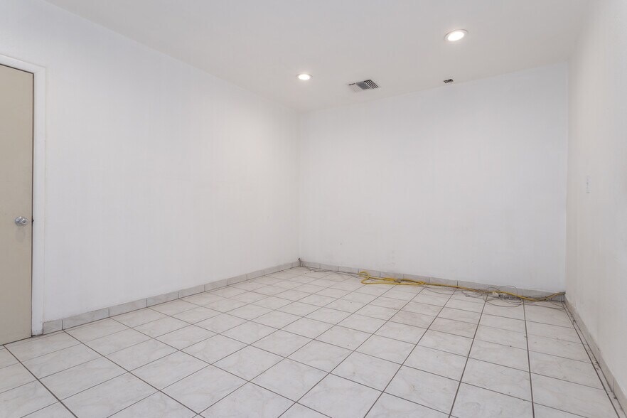 More Photos Of 661 Arroyo St, San Fernando Manufacturing For Lease