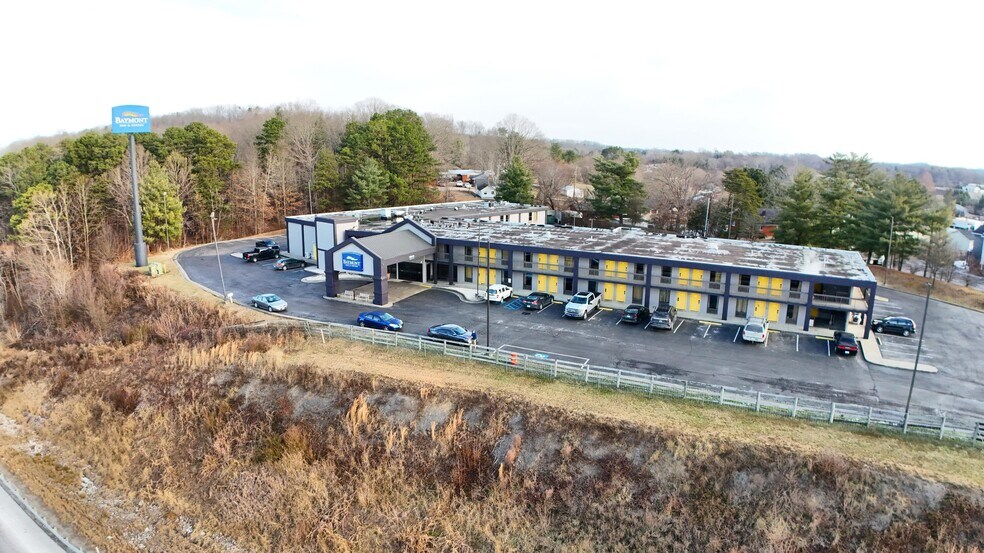 More Photos Of 2075 Highway 192 W, London Hotel For Sale