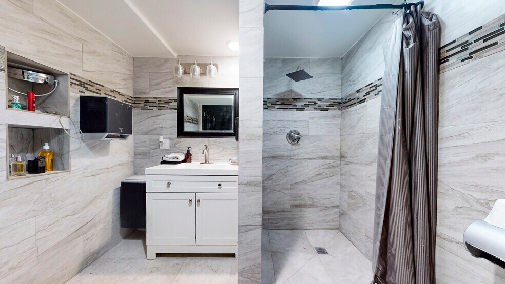 More Photos Of 6500 Foothill Blvd, Tujunga Restaurant For Sale