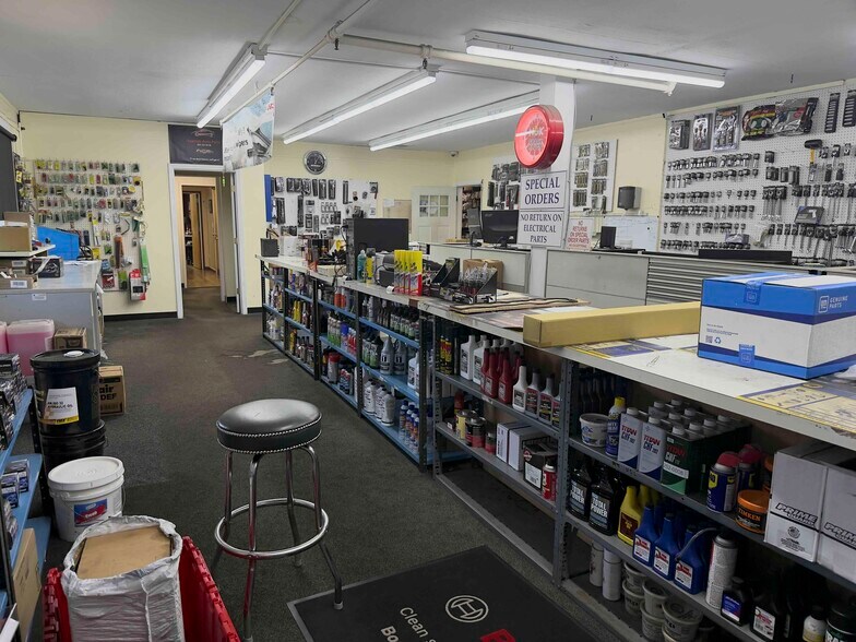 More Photos Of 75 Research Dr, Stamford Manufacturing For Lease